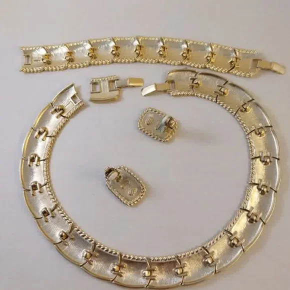 Vintage Butler White Enamel and Gold-Tone Collar Necklace Set - Picture 5 of 12